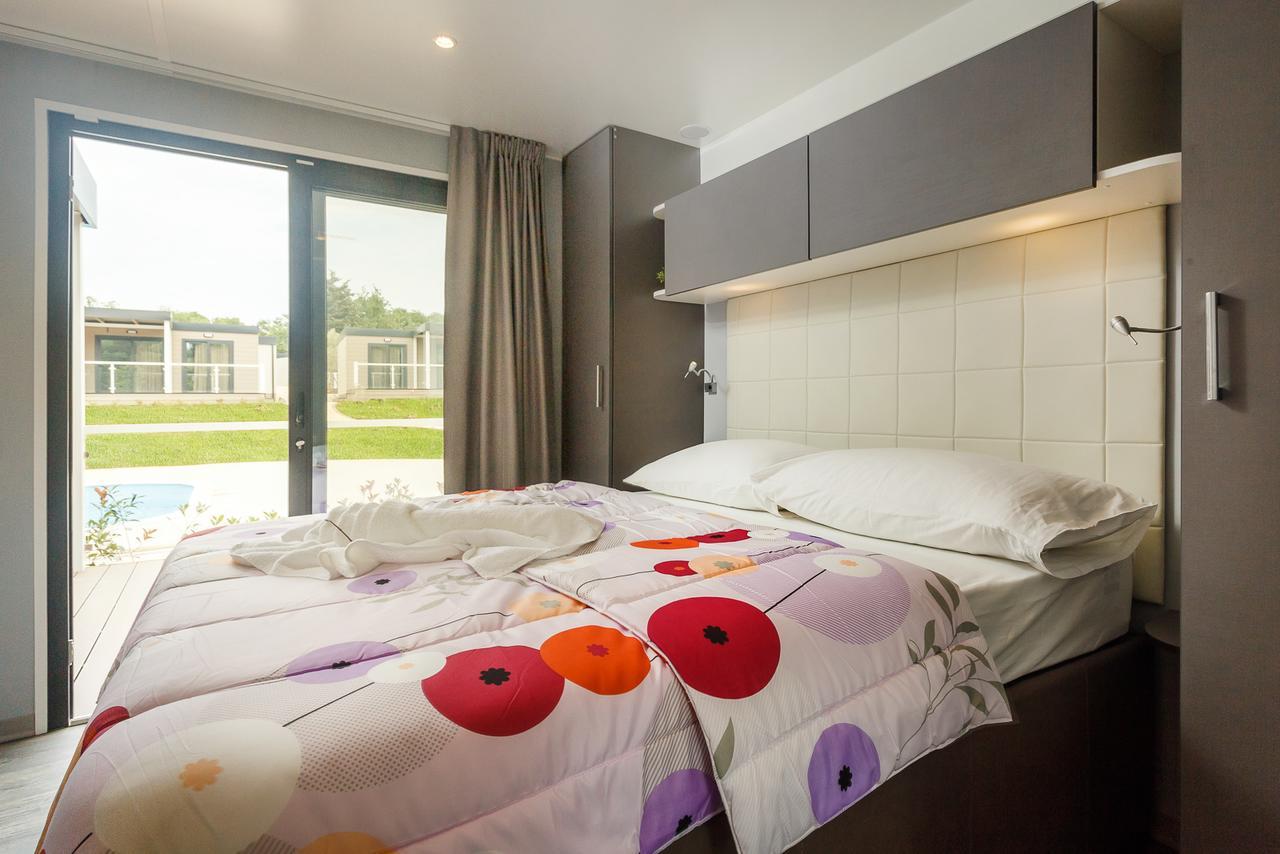 Mobile Homes Camping Santa Marina, Lanterna Tar-Vabriga Екстер'єр фото A bedroom at the hotel