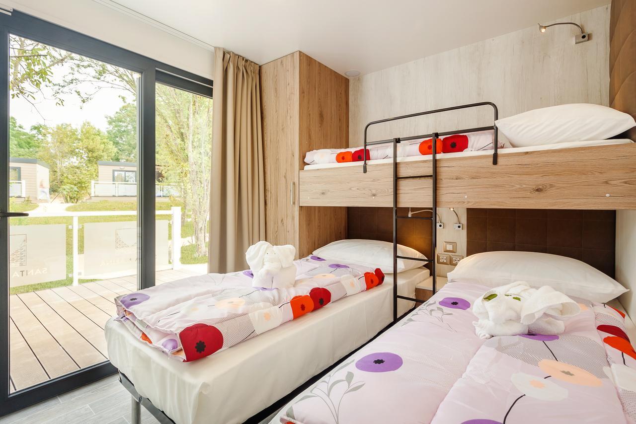 Mobile Homes Camping Santa Marina, Lanterna Tar-Vabriga Екстер'єр фото A room at the hotel