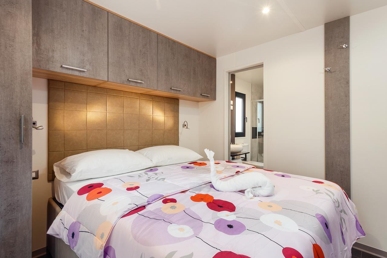 Mobile Homes Camping Santa Marina, Lanterna Tar-Vabriga Екстер'єр фото A bedroom in a static