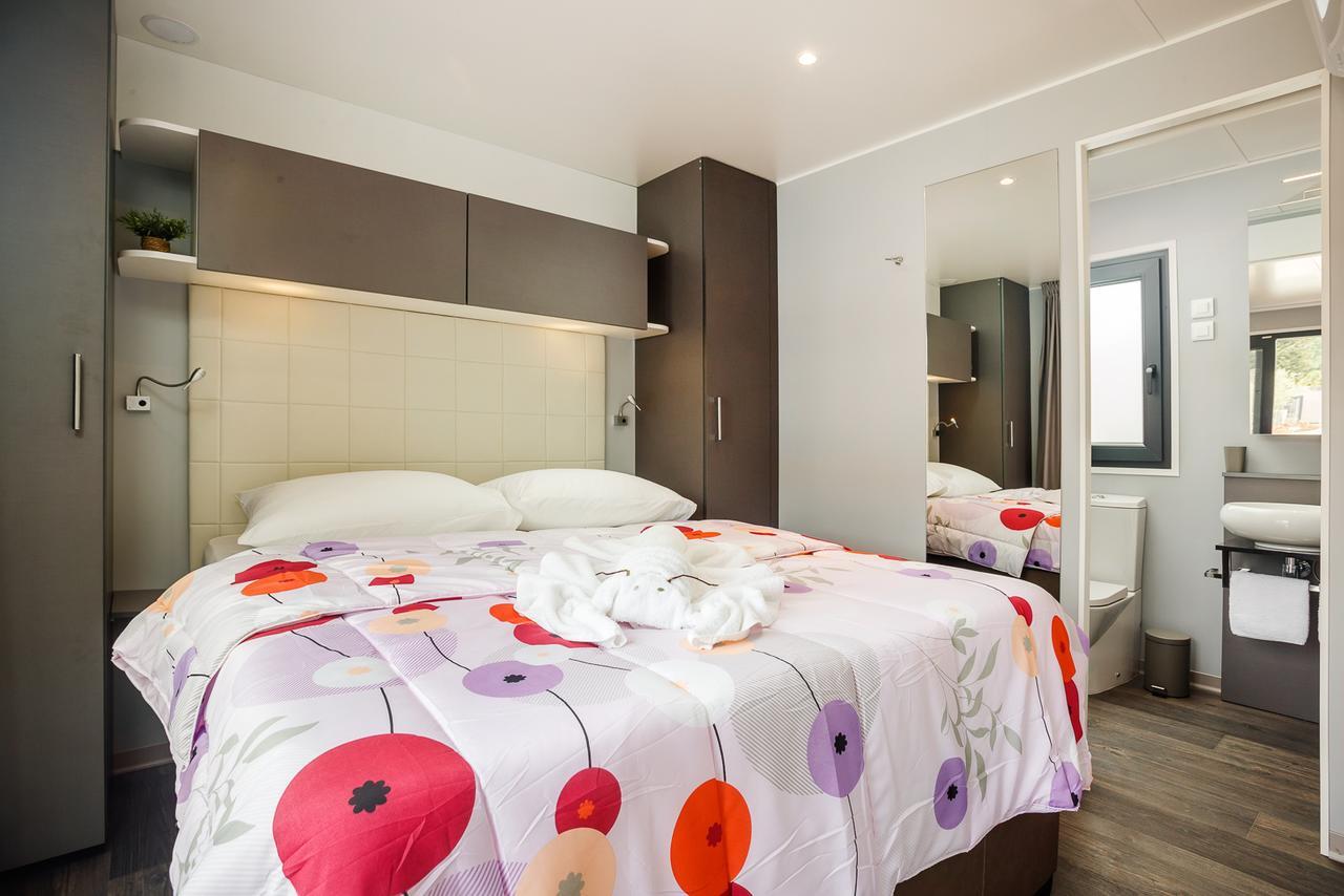 Mobile Homes Camping Santa Marina, Lanterna Tar-Vabriga Екстер'єр фото A bedroom in a static