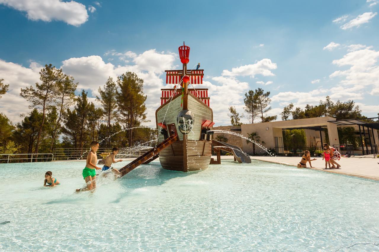 Mobile Homes Camping Santa Marina, Lanterna Tar-Vabriga Екстер'єр фото The pirate ship at the water park