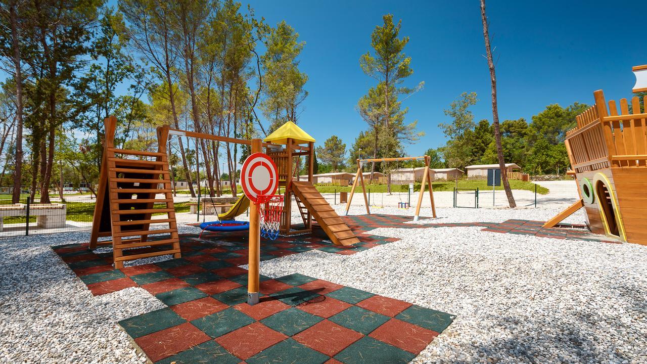 Mobile Homes Camping Santa Marina, Lanterna Tar-Vabriga Екстер'єр фото Playground in the park