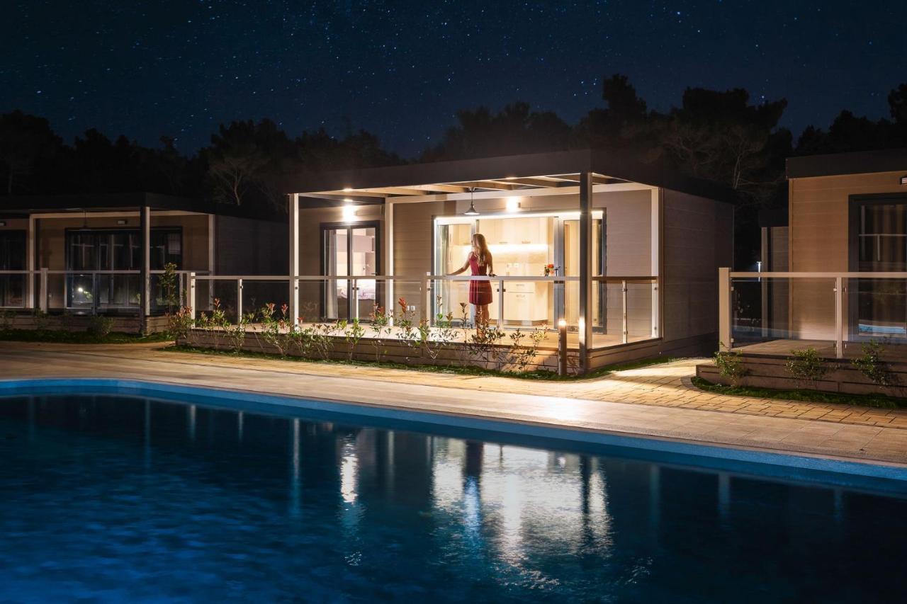 Mobile Homes Camping Santa Marina, Lanterna Tar-Vabriga Екстер'єр фото A mobile home at night