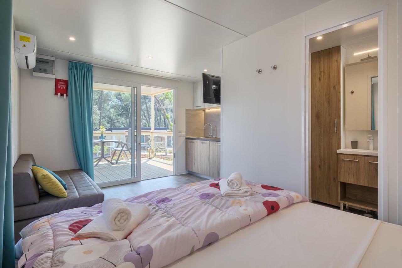 Mobile Homes Camping Santa Marina, Lanterna Tar-Vabriga Екстер'єр фото A typical studio at the resort