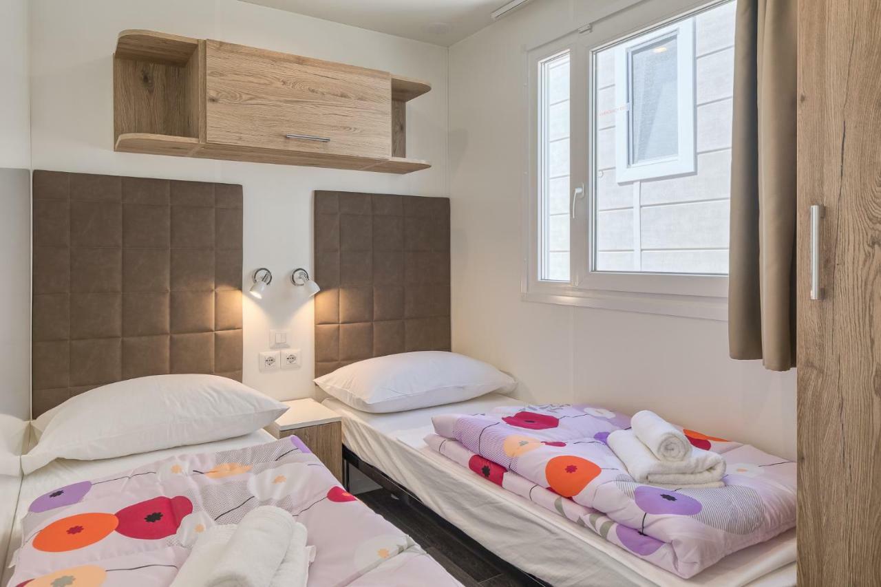 Mobile Homes Camping Santa Marina, Lanterna Tar-Vabriga Екстер'єр фото A bedroom in a mobile home