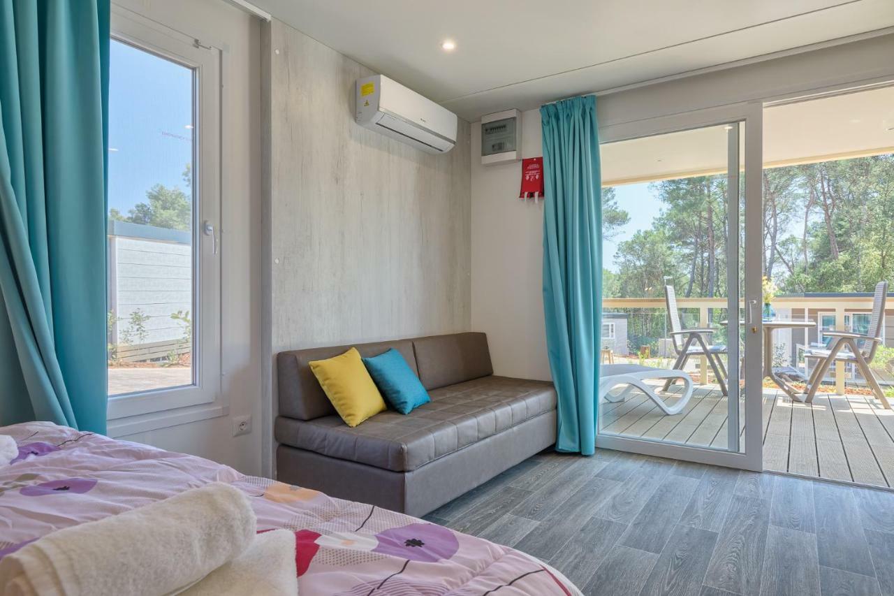 Mobile Homes Camping Santa Marina, Lanterna Tar-Vabriga Екстер'єр фото A living room in a mobile home