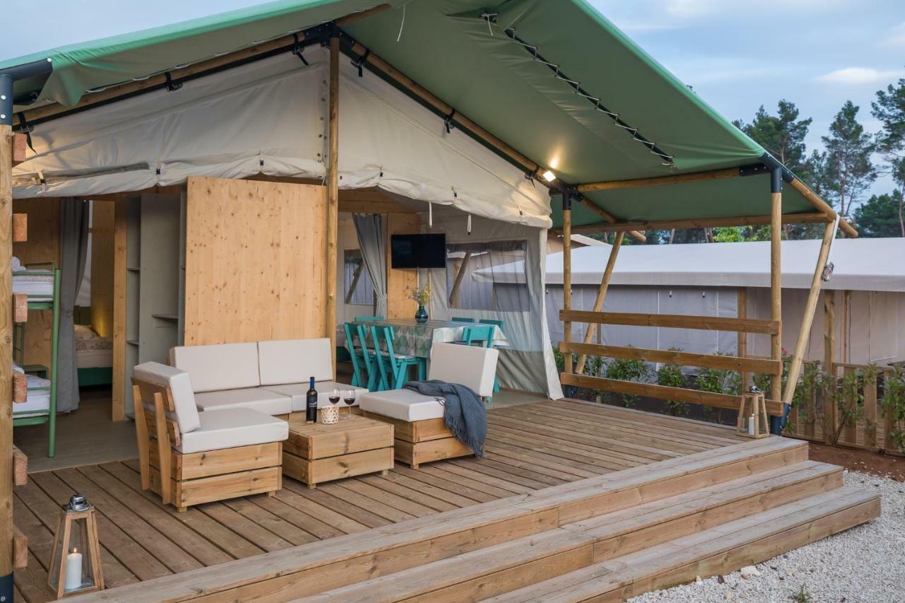 Mobile Homes Camping Santa Marina, Lanterna Tar-Vabriga Екстер'єр фото A mobile home in a campsite