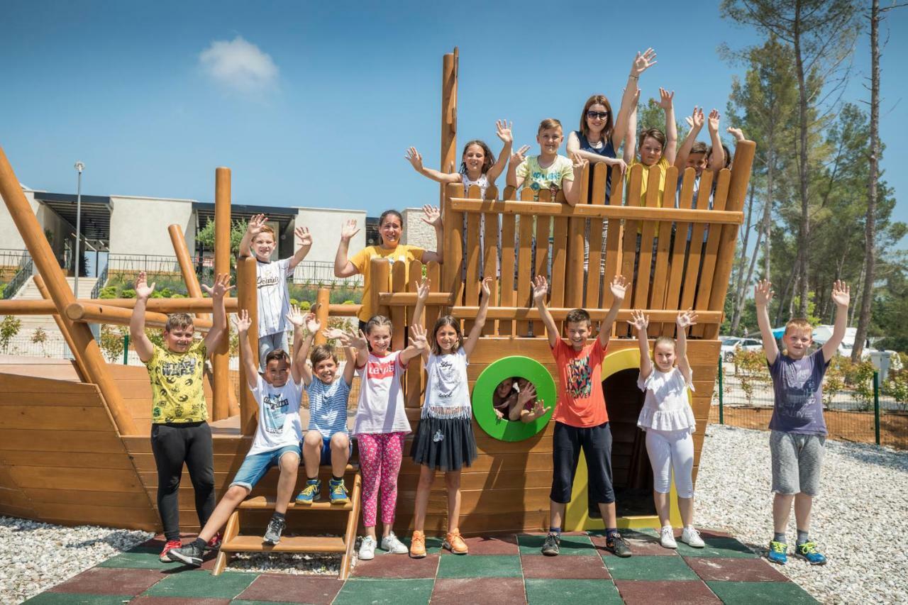 Mobile Homes Camping Santa Marina, Lanterna Tar-Vabriga Екстер'єр фото Children at the school