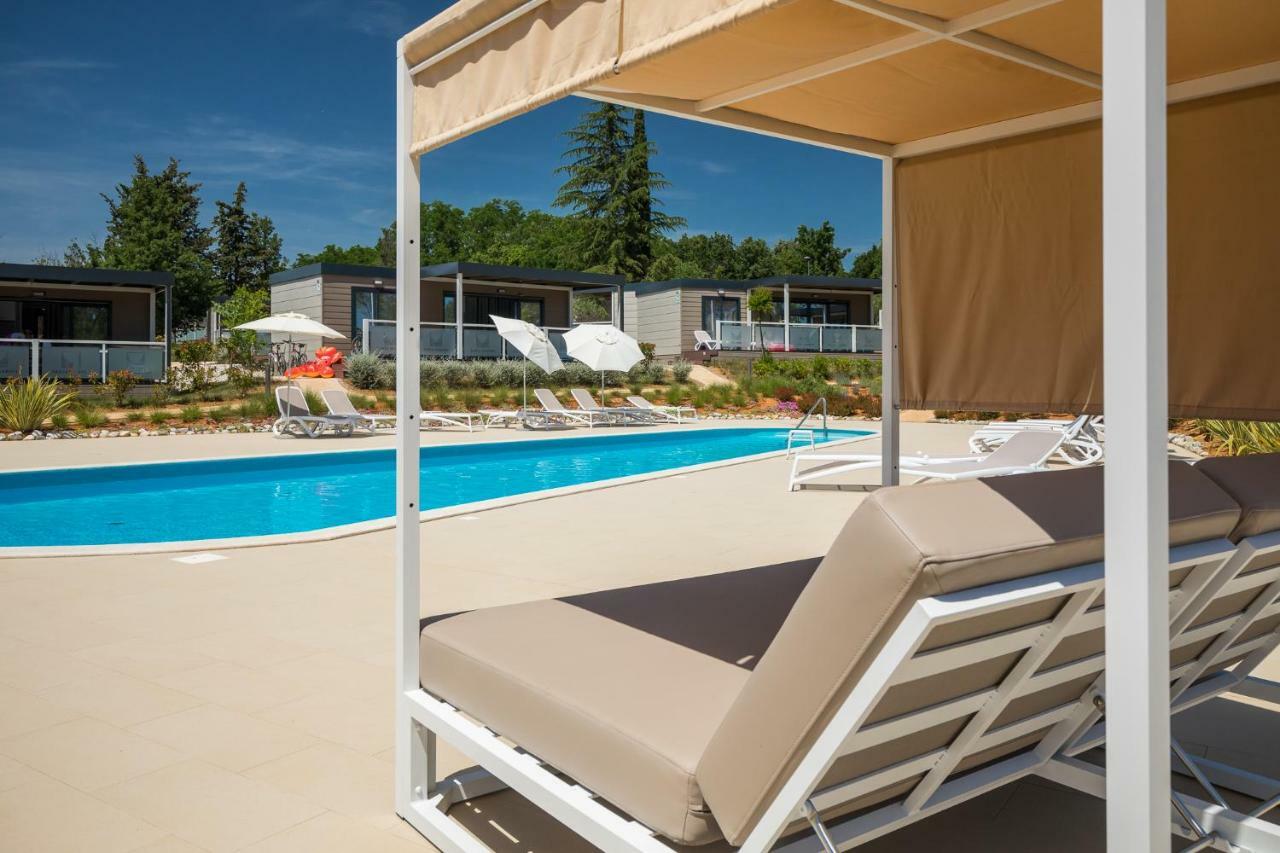 Mobile Homes Camping Santa Marina, Lanterna Tar-Vabriga Екстер'єр фото The swimming pool at the resort