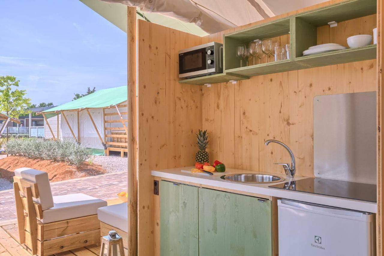 Mobile Homes Camping Santa Marina, Lanterna Tar-Vabriga Екстер'єр фото Kitchen in a mobile home