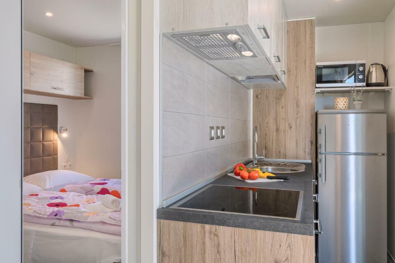 Mobile Homes Camping Santa Marina, Lanterna Tar-Vabriga Екстер'єр фото A kitchen in a mobile home