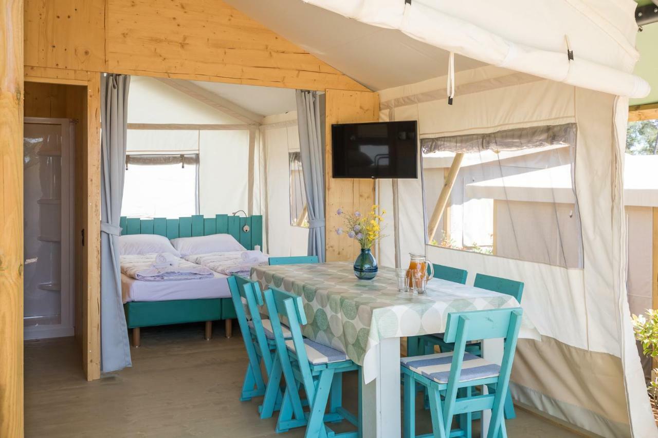 Mobile Homes Camping Santa Marina, Lanterna Tar-Vabriga Екстер'єр фото Interior of a safari tent