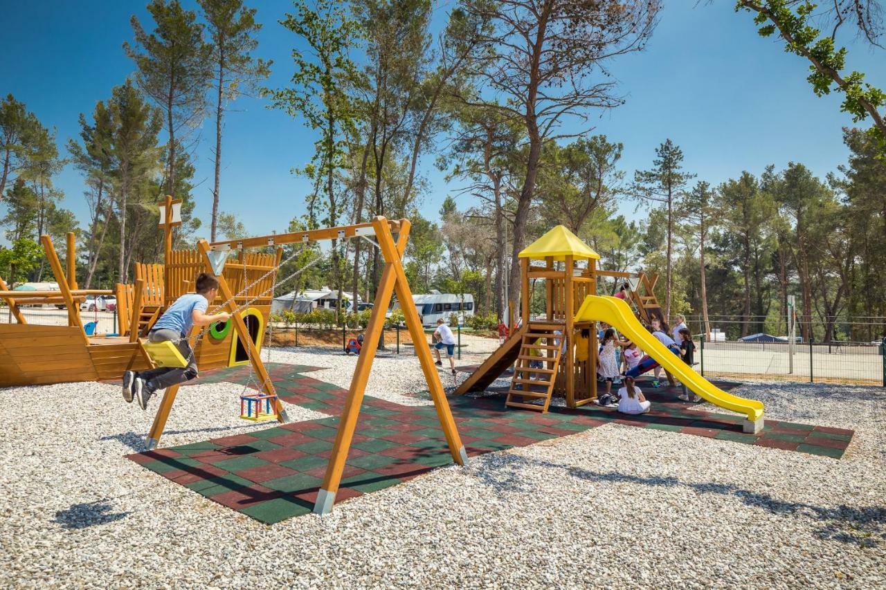 Mobile Homes Camping Santa Marina, Lanterna Tar-Vabriga Екстер'єр фото Playground in Spain