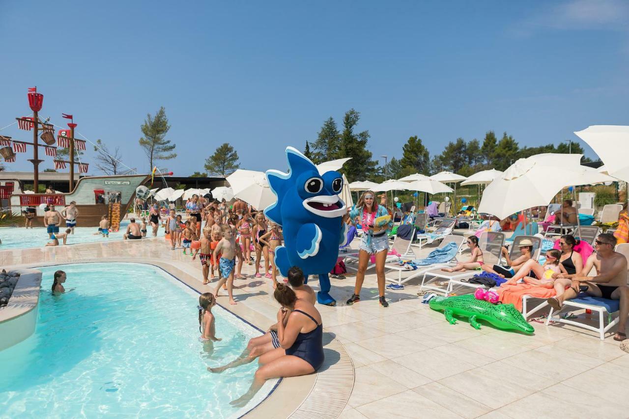 Mobile Homes Camping Santa Marina, Lanterna Tar-Vabriga Екстер'єр фото The swimming pool at the campsite